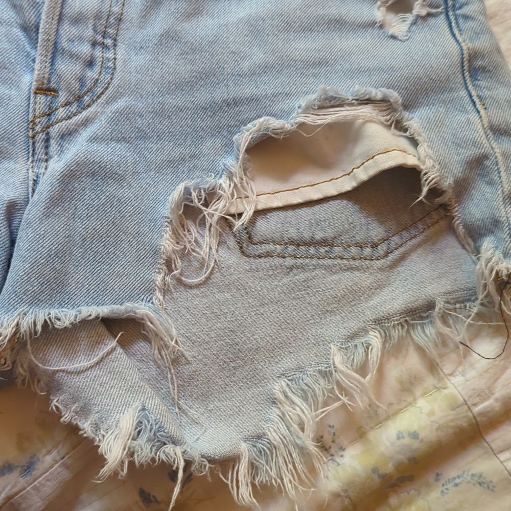 ‎Levi's destroyed denim cut off jean shorts - Picture 12 of 12